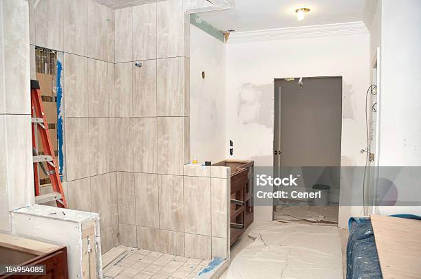마스터 욕실 리모델링 진행 중 화장실-건축물에 대한 스톡 사진 및 기타 이미지 - 화장실-건축물, 파괴함, 건설 현장