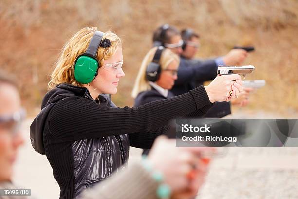 Foto de Praticando No Campo De Disparo e mais fotos de stock de Tiro ao Alvo - Tiro ao Alvo, Mulheres, Arma de Fogo