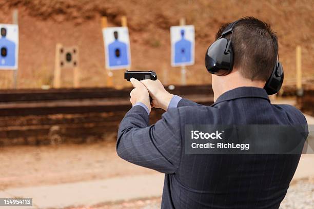 Practicar En El Campo De Tiro Foto de stock y más banco de imágenes de Cuerpo de policía - Cuerpo de policía, Entrenar, 30-39 años