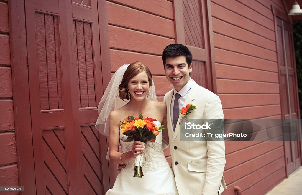 Привлекательные свадебные фотографии - Стоковые фото Амбар роялти-фри