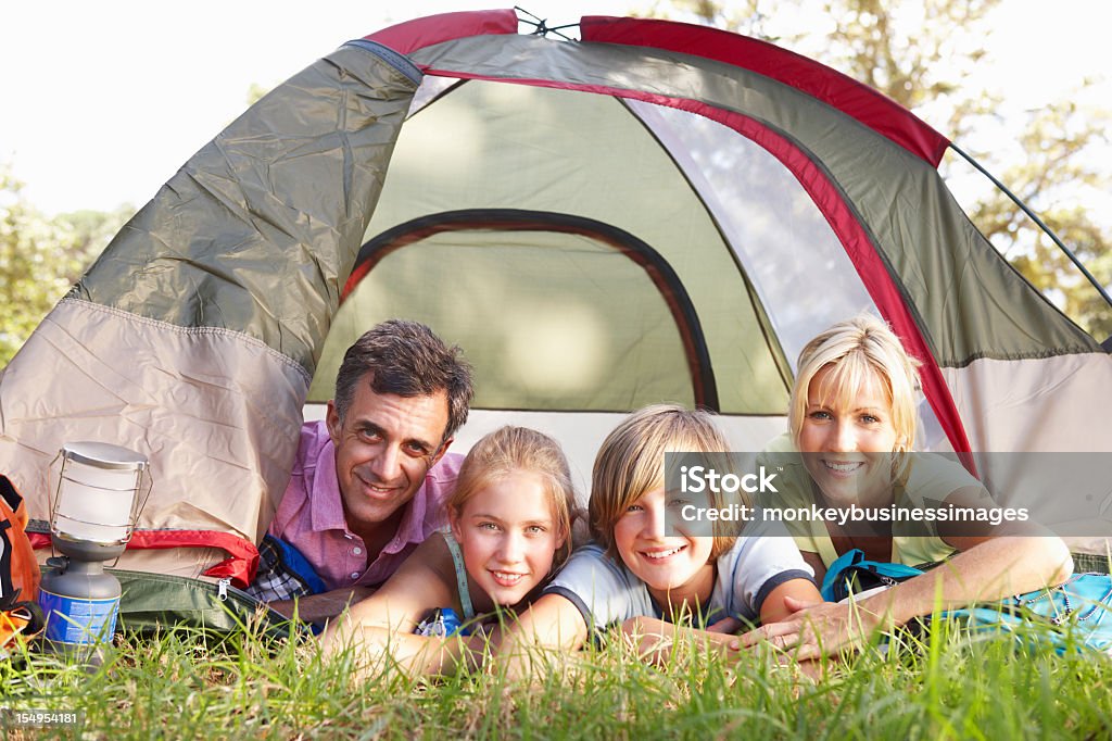 Mittleren Alter Familie Camping-Urlaub In Landschaft - Lizenzfrei Aktiver Lebensstil Stock-Foto