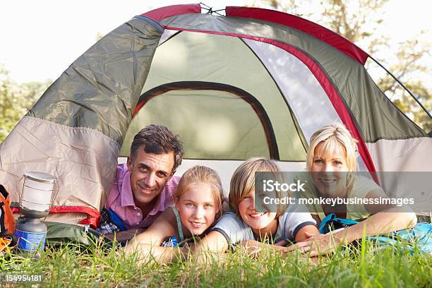 Mittleren Alter Familie Campingurlaub In Landschaft Stockfoto und mehr Bilder von Aktiver Lebensstil