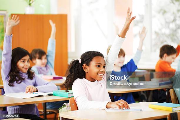 Foto de Crianças Responder Às Tarefas Em Sala De Aula e mais fotos de stock de Mão Levantada - Mão Levantada, Estudante, Sala de aula