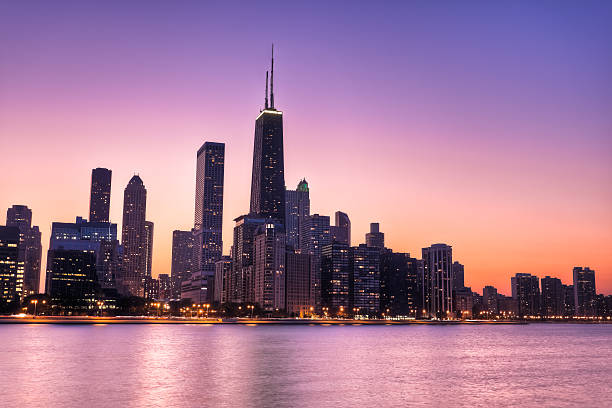 chicago skyline at sunset - edificio hancock chicago fotografías e imágenes de stock