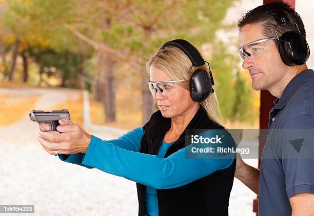 성인 커플입니다 유클리드의 촬영 범위 교사-교육 관련 직업에 대한 스톡 사진 및 기타 이미지 - 교사-교육 관련 직업, 사격, 무기