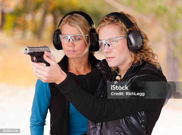 Взрослых Женщин На Тир — стоковые фотографии и другие картинки Огнестрельное оружие - Огнестрельное оружие, Тренироваться, Спортивная стрельба