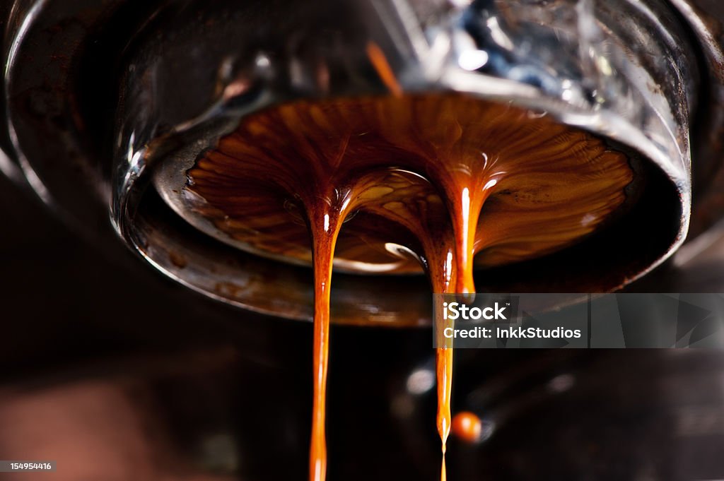 Máquina de café Verter un cappacino - Foto de stock de Café - Bebida libre de derechos