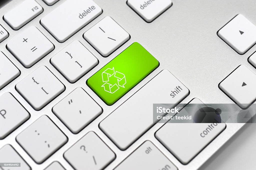 Reciclagem símbolo em um computador teclado-conceito de protecção ambiental - Foto de stock de Preservação ambiental royalty-free