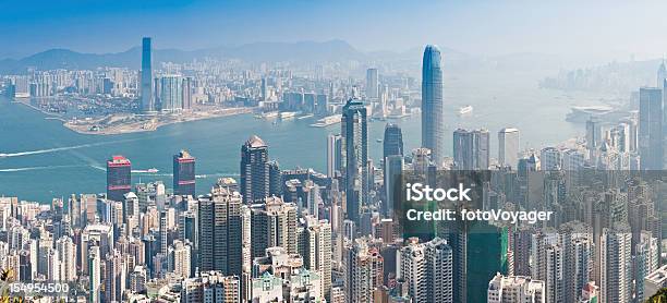 Hong Kong Emblemático Rascacielos De La Ciudad Rascacielos Abarrotado Harbour Panorama De China Foto de stock y más banco de imágenes de Causeway Bay