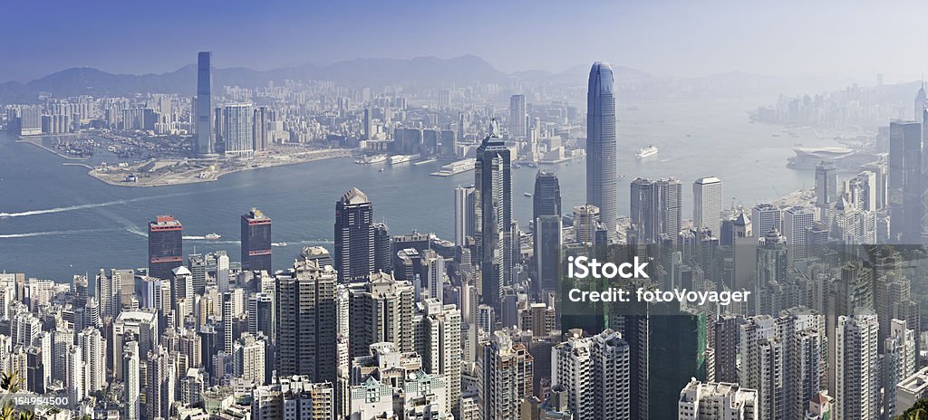 Arranha-céus de Hong Kong a icônica cidade movimentada highrise harbour panorama China - Foto de stock de Baía Causeway royalty-free