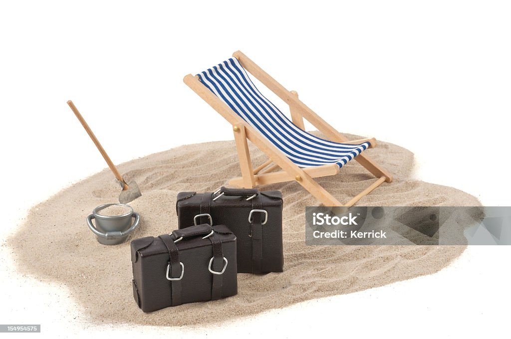 Conceito de férias, espreguiçadeira, areia, bolsas e bebida - Foto de stock de Fundo Branco royalty-free