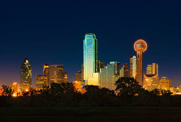 dallas texas city skyline panorama der stadt bei nacht - dallas stock-fotos und bilder