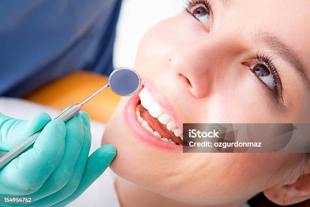 Inspecção De Dentista - Fotografias de stock e mais imagens de Adulto - Adulto, Beleza, Boca Humana