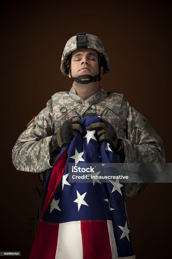 Soldados militares orar e segure uma bandeira americana - Foto de stock de Rezar royalty-free