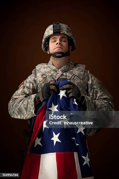 Foto de Soldados Militares Orar E Segure Uma Bandeira Americana e mais fotos de stock de Rezar