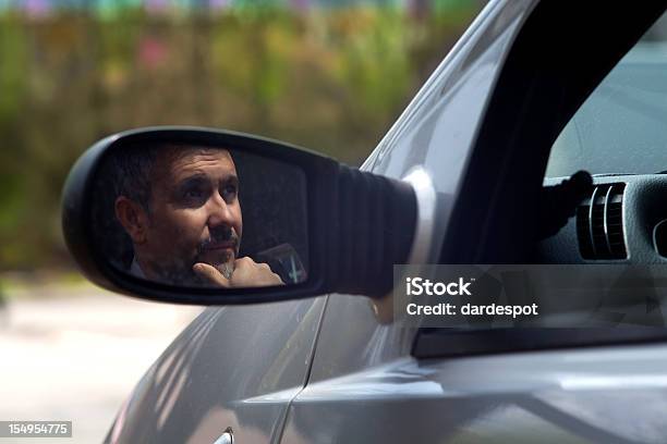 Человек Ждет В Машине — стоковые фотографии и другие картинки Автомобиль - Автомобиль, Автомобильное зеркало, Бизнес
