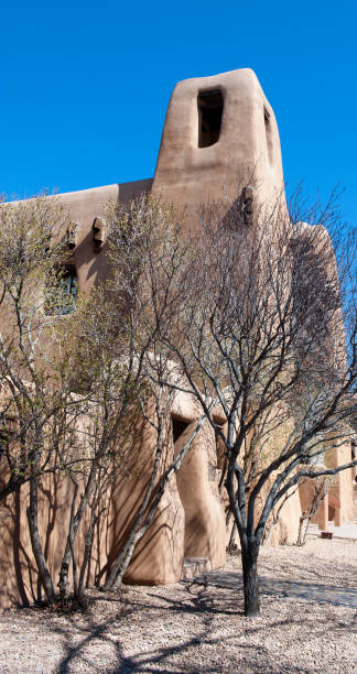 istock Adobe Building - Art Museum in Santa Fe 154954831