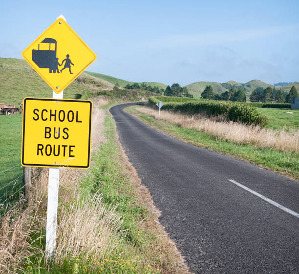 school bus route und die straße - education sign school crossing sign crossing stock-fotos und bilder