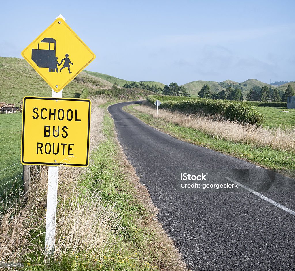 Школьный автобус маршрута и путь вперед - Стоковые фото Сельский пейзаж роялти-фри