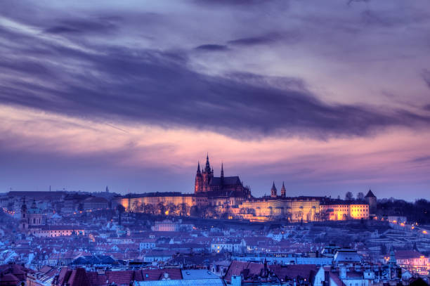 prague crépuscule vue sur le château de hradcany - prague czech republic church skyline photos et images de collection