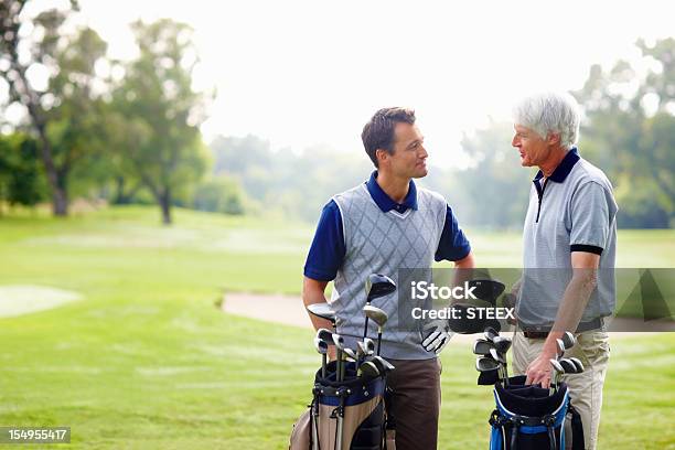 Dwóch Graczy W Dyskusji - zdjęcia stockowe i więcej obrazów Golf - Sport - Golf - Sport, Dyskusja, Pole golfowe