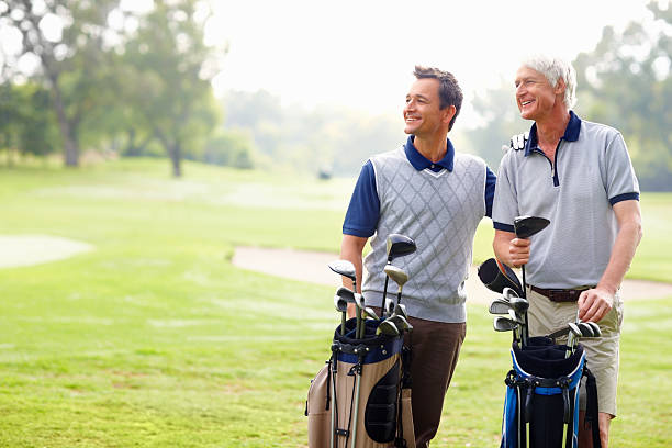 행복함 파더 및 son 있는 골프 코스 - mature adult men golf smiling 뉴스 사진 이미지