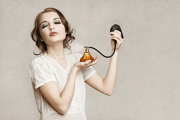 レトロな香水を適用 - retro revival perfume sprayer perfume women ストックフォトと画像