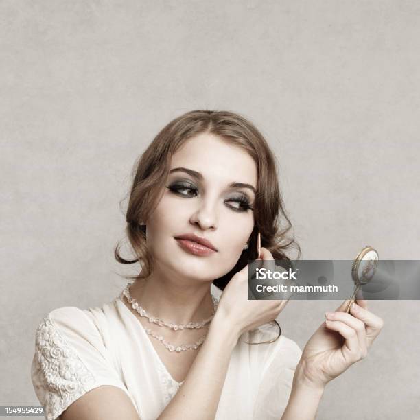 Jovem Mulher Powdering Rosto - Fotografias de stock e mais imagens de 1920-1929 - 1920-1929, 1930-1939, 20-24 Anos