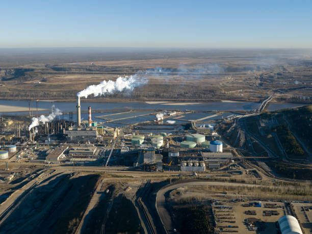 oilsands 製油所 - fort mcmurray ストックフォトと画像