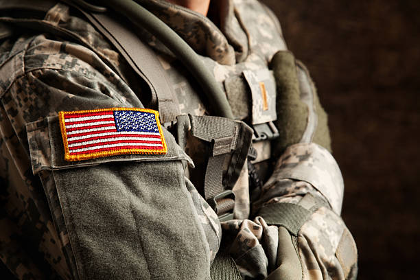 us army soldier en universal uniforme de camuflaje - military uniform fotos fotografías e imágenes de stock