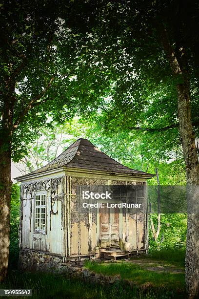 Kleines Haus In Den Wald Stockfoto und mehr Bilder von Altertümlich - Altertümlich, Klein, Landhaus