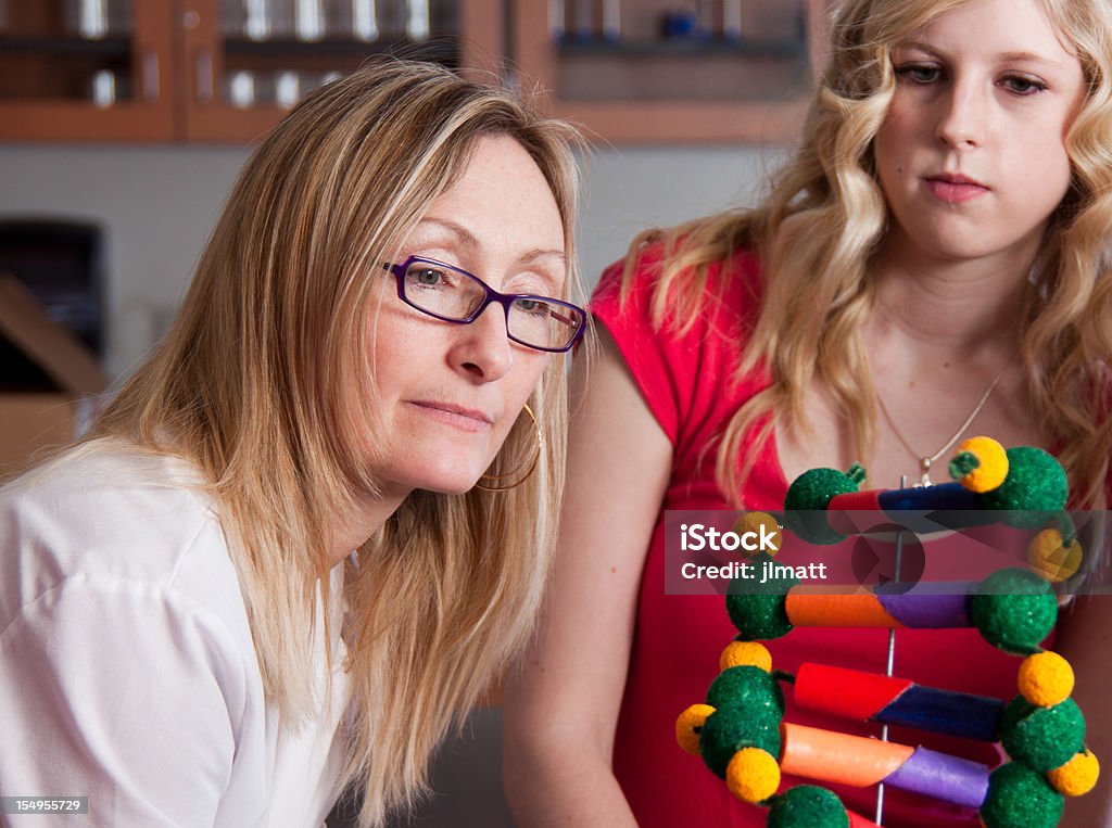 Ciência professor explicando DNA estudante na escola de ensino - Foto de stock de Criança de Escola royalty-free