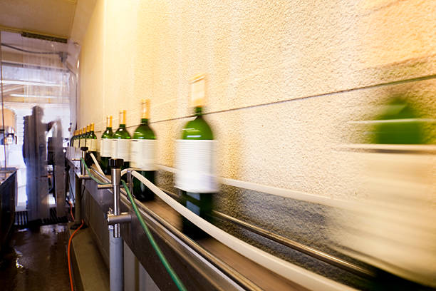 병입 꺾은선형 - bottling plant winery wine industry 뉴스 사진 이미지