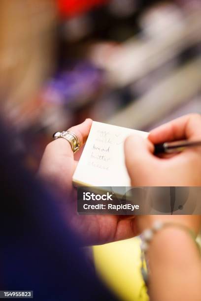 Nahaufnahme Der Hände Als Frau Karos Shopping List Stockfoto und mehr Bilder von Armband - Armband, Betrachtung, Bildschärfe