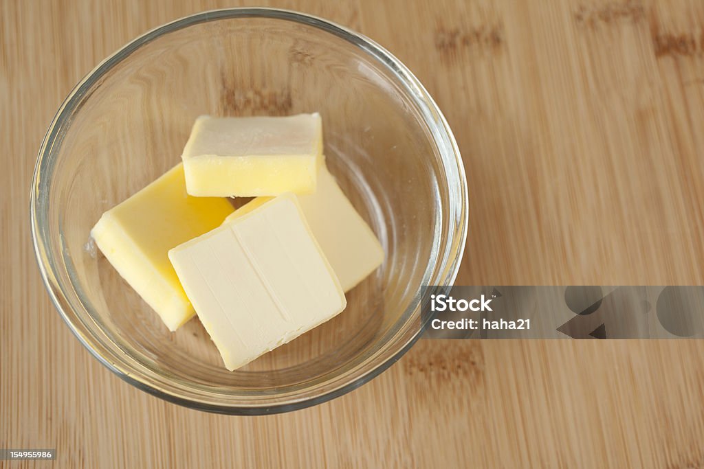 Quatre tranches de beurre dans une coupe - Photo de Beurre libre de droits