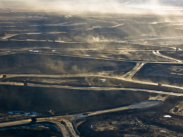 oilsands - alberta gas refinery tarsands oilsands photos et images de collection