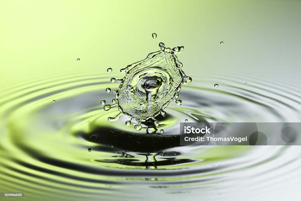 Падающая вода всплеск VIII-Заморозьте обрамляют движение капли - Стоковые фото Дождь роялти-фри