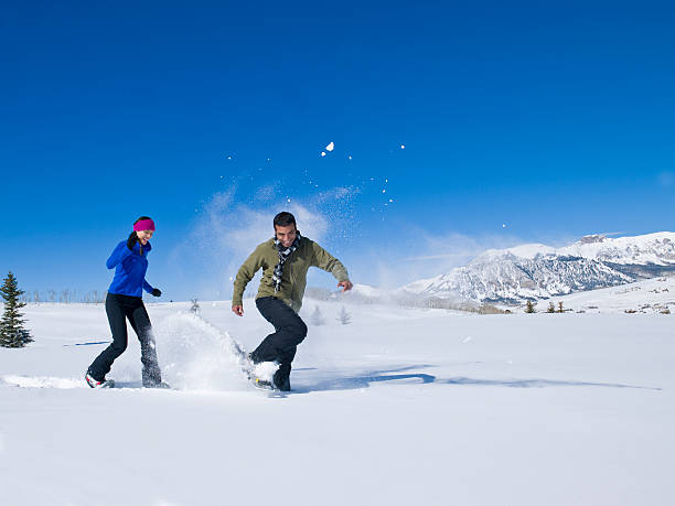 inverno coppia all'aperto - winter snowshoeing running snowshoe foto e immagini stock