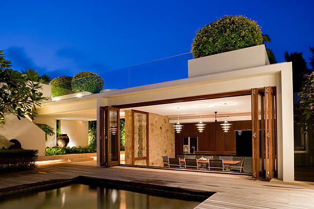 moderne villa mit pool - house residential structure luxury night stock-fotos und bilder