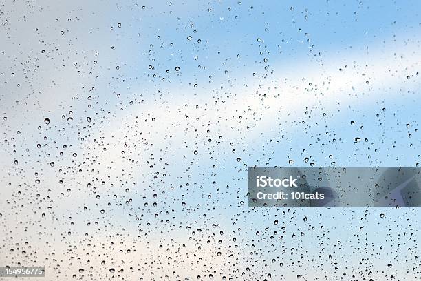 Gotas De Lluvia Foto de stock y más banco de imágenes de Gota - Líquido - Gota - Líquido, Agua, Efecto texturado