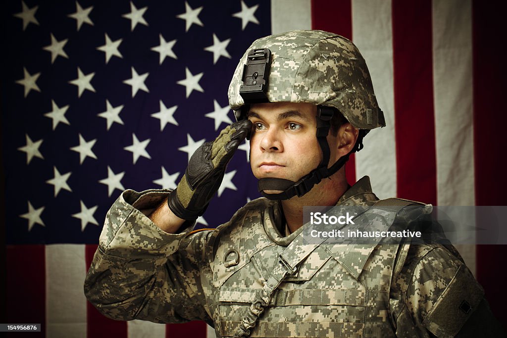 Militärische Soldat vor der amerikanischen Flagge - Lizenzfrei Militärische Einsatzkräfte Stock-Foto