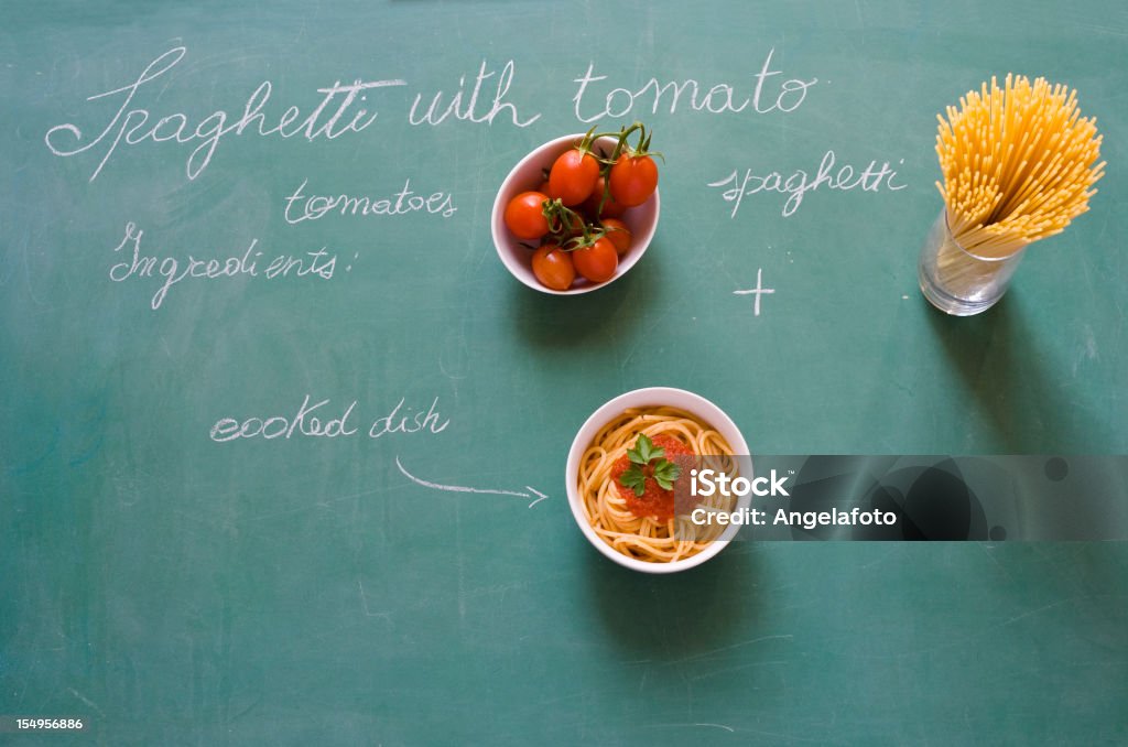 Spaghetti aux tomates ingrédients sur Tableau noir - Photo de Aliment libre de droits