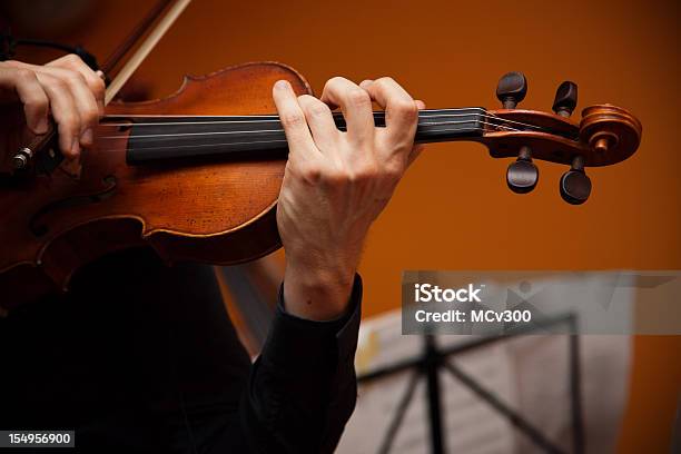 Musicista Suona Il Violino - Fotografie stock e altre immagini di Adulto - Adulto, Composizione orizzontale, Corda di uno strumento musicale