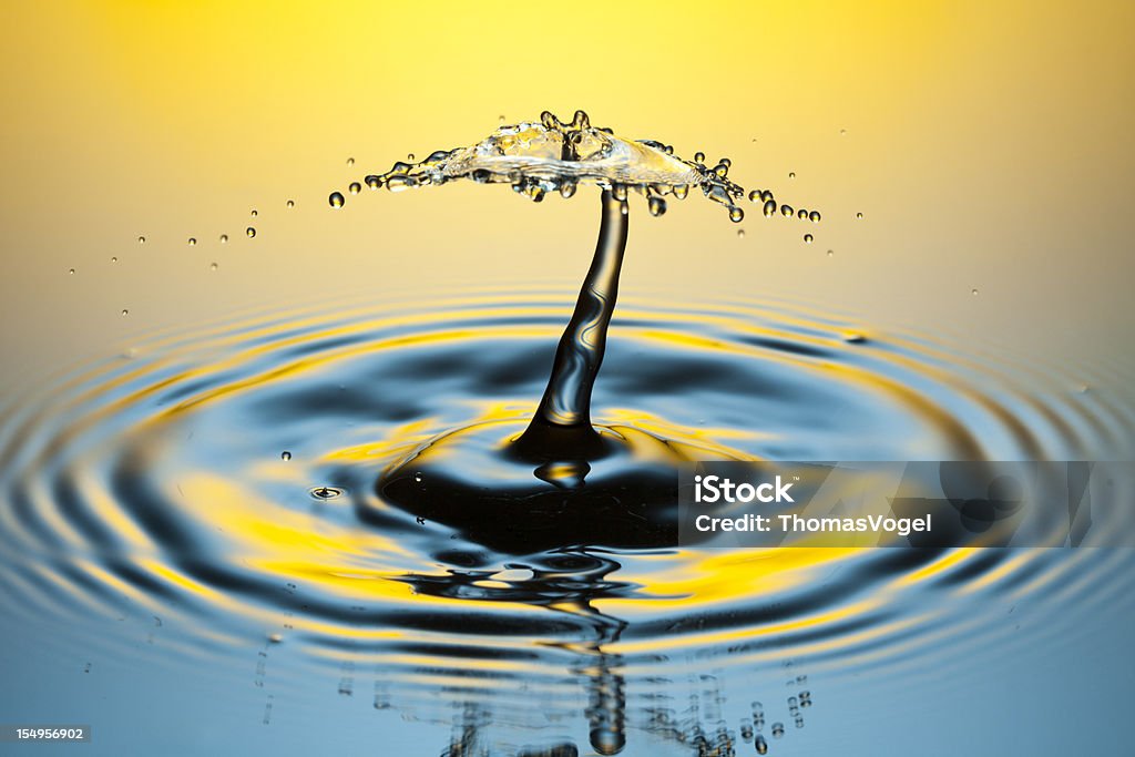 Cascata d'acqua splash-Freeze frame movimento a - Foto stock royalty-free di Astratto