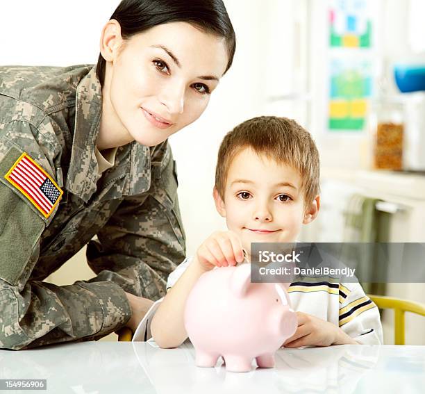 Kobieta Amerykański Żołnierz Z Synem - zdjęcia stockowe i więcej obrazów Armia - Armia, Bohater, Chłopcy