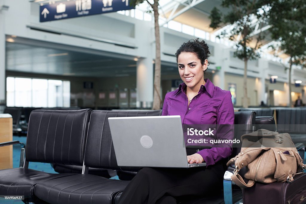 Airport Lounge, Geschäftsfrau Lächeln, die mit Laptop, Textfreiraum - Lizenzfrei Arbeiten Stock-Foto