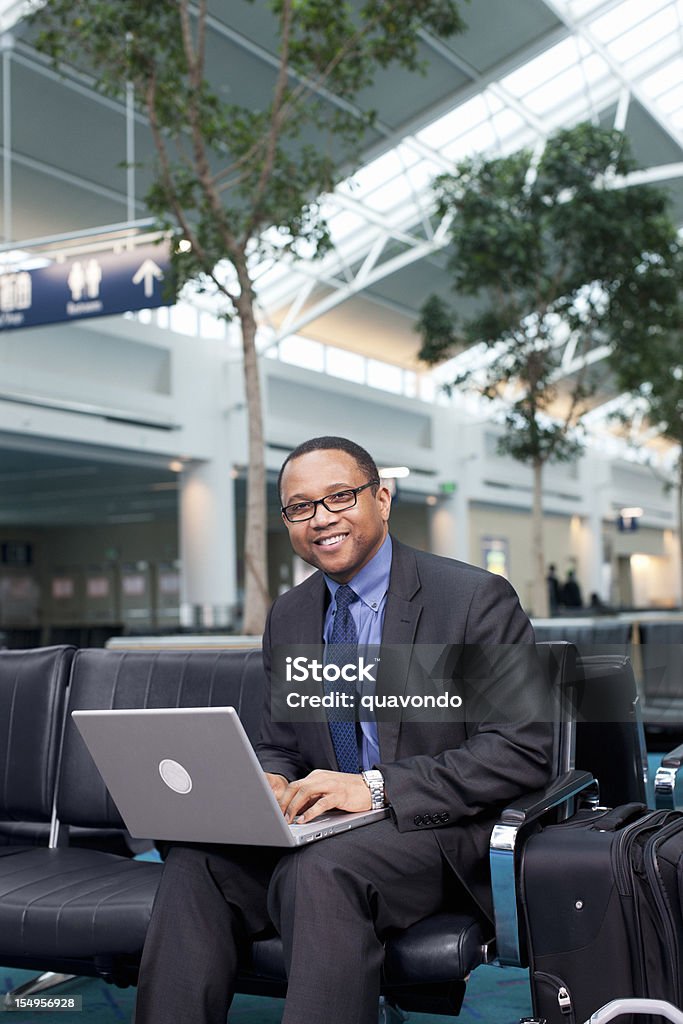Афро-американский бизнесмен, используя ноутбук в бар-гостиную аэропорта, Copy Space - Стоковые фото 30-39 лет роялти-фри