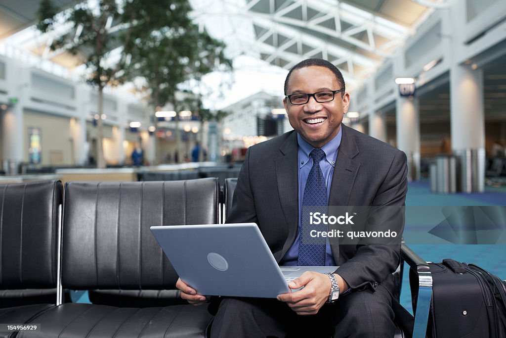 Afryki amerykański Biznesmen za pomocą laptopa w poczekalni, miejsce na tekst - Zbiór zdjęć royalty-free (Lotnisko)