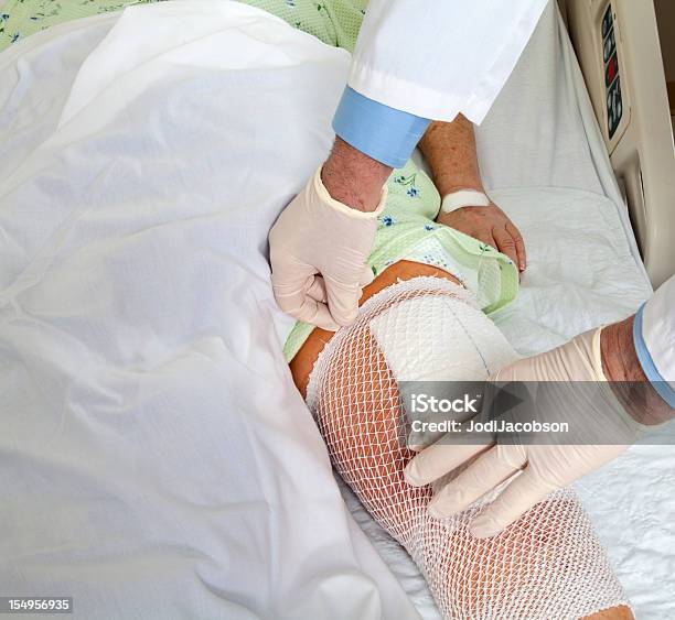 医療 フルニー交換バンデージニット - 人工膝関節のストックフォトや画像を多数ご用意 - 人工膝関節, 包帯, 病院