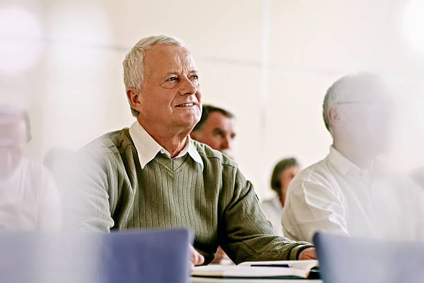 anziani sul seminario - senior adult group therapy social gathering community center foto e immagini stock